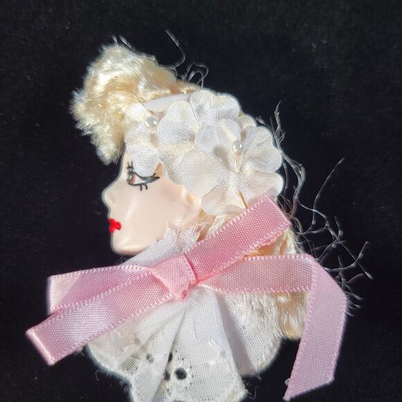 Glamour Lady Head Brooch Face With White Lace and Pink Ribbon 1980's Gift Box - Picture 7 of 9